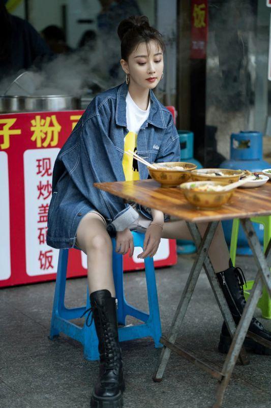 网友惊呆!殷桃和董卿同吃路边摊,一个优雅接地气,一个疯狂露腿