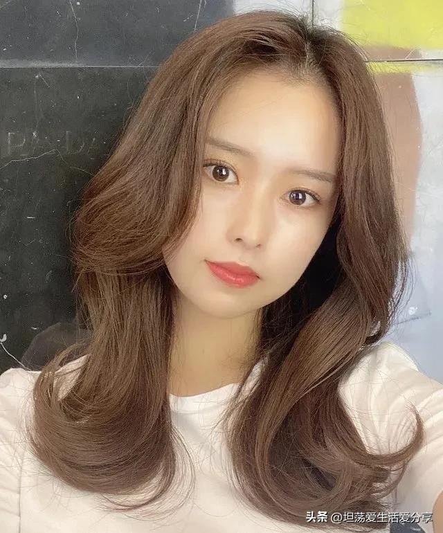 两边翘起来的发型有氛围感,散发发型既简单又俏皮