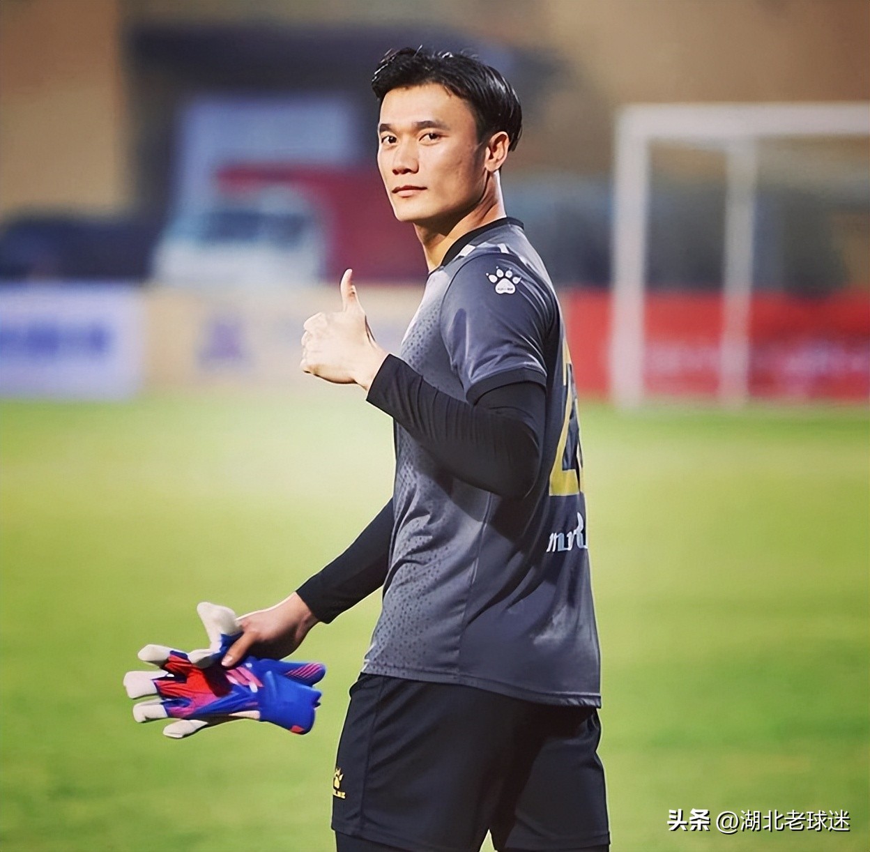 远超国足！越南替补球员2年豪购6辆跑车，没事就带白人妻子去兜风