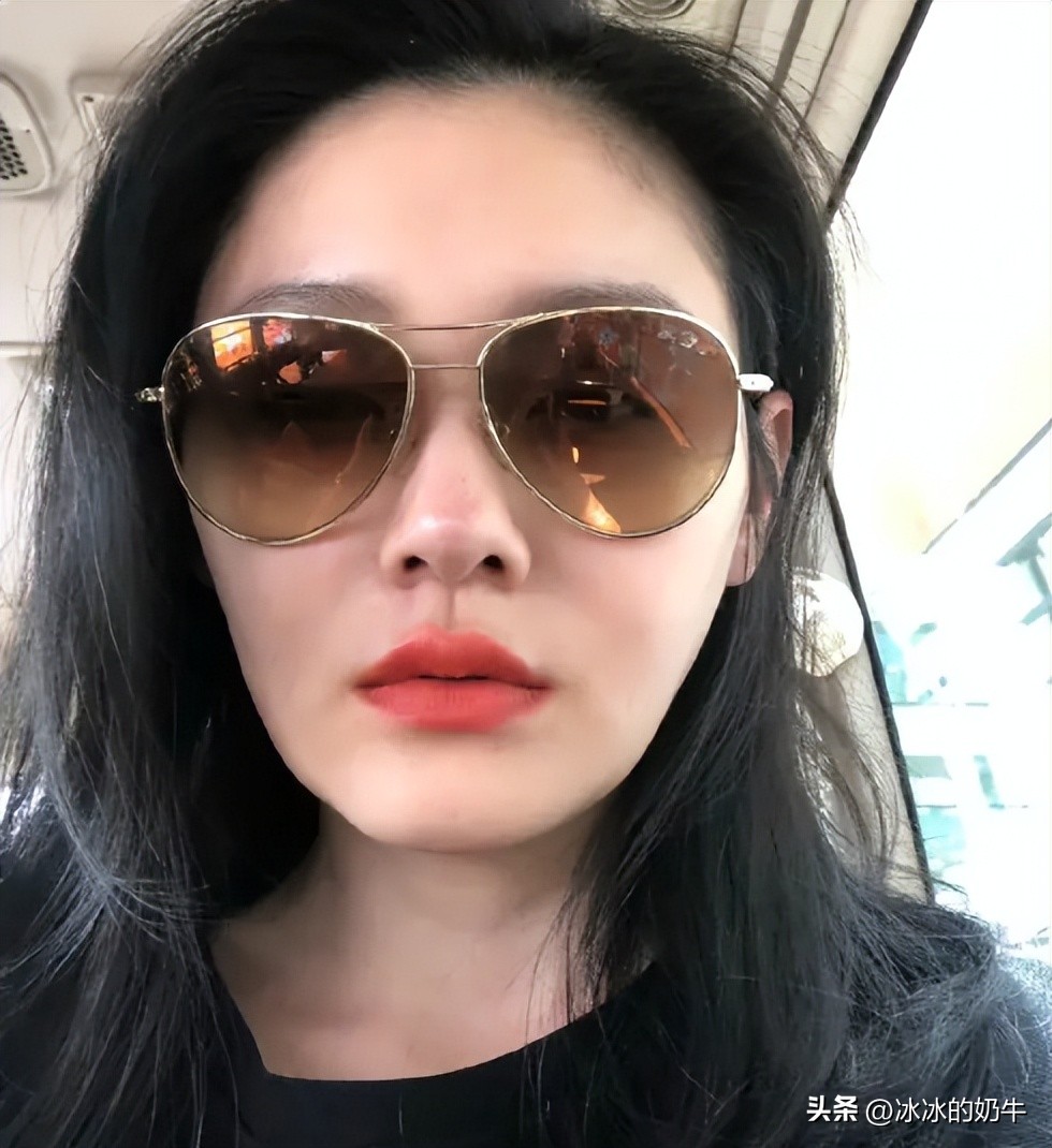 大S这人爱买名牌包，光头哥却用裤子给她做，换做是你，你愿意？