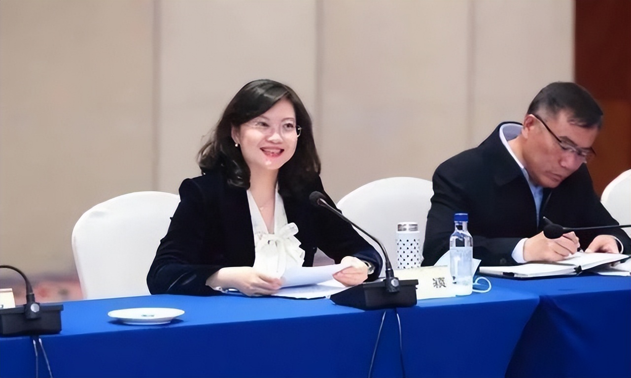 警花副局长聚众吸毒,迫使下属与其发生关系,三观尽毁无下限