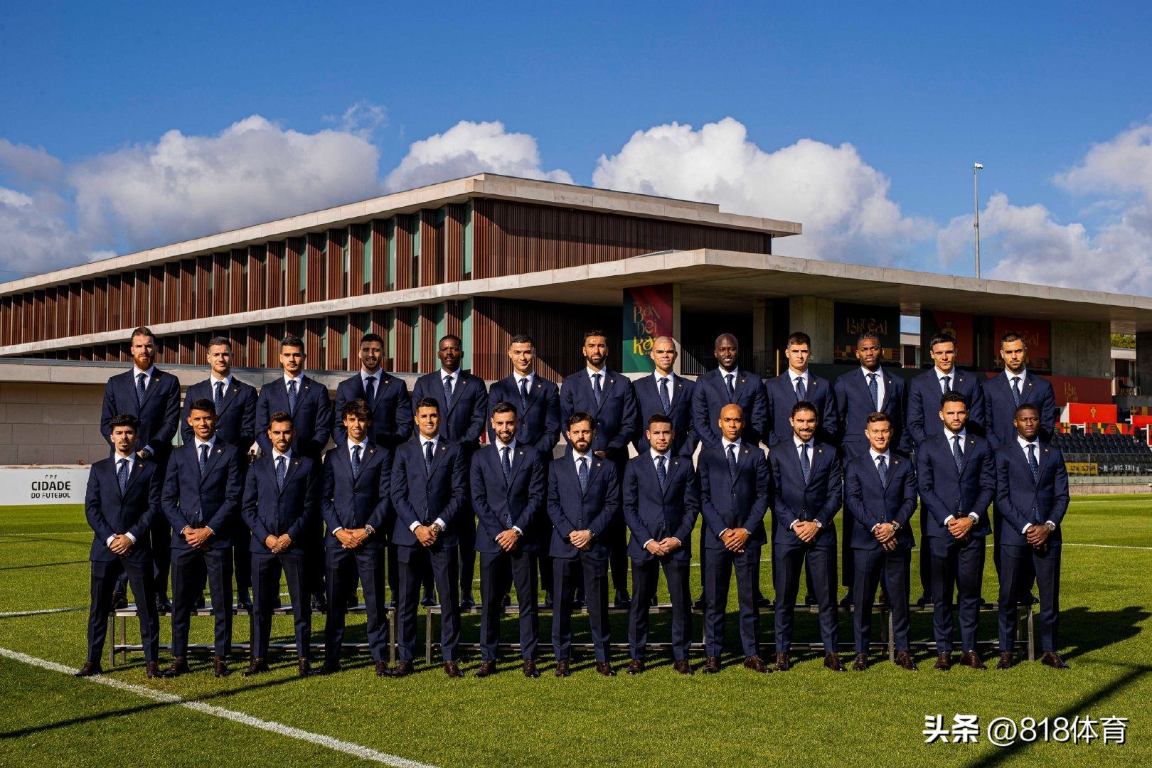 格局！葡萄牙男模队拍西装全家福，C罗将C位让给B费B席自己站第2排