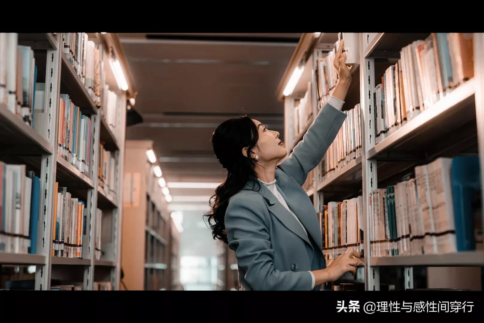 隔海相望，我在这头，静守似水流年，你在那头，淡看烟火人间