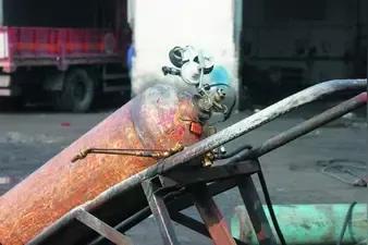 乙炔瓶燃烧,乙炔瓶小口突然冒烟怎么处理