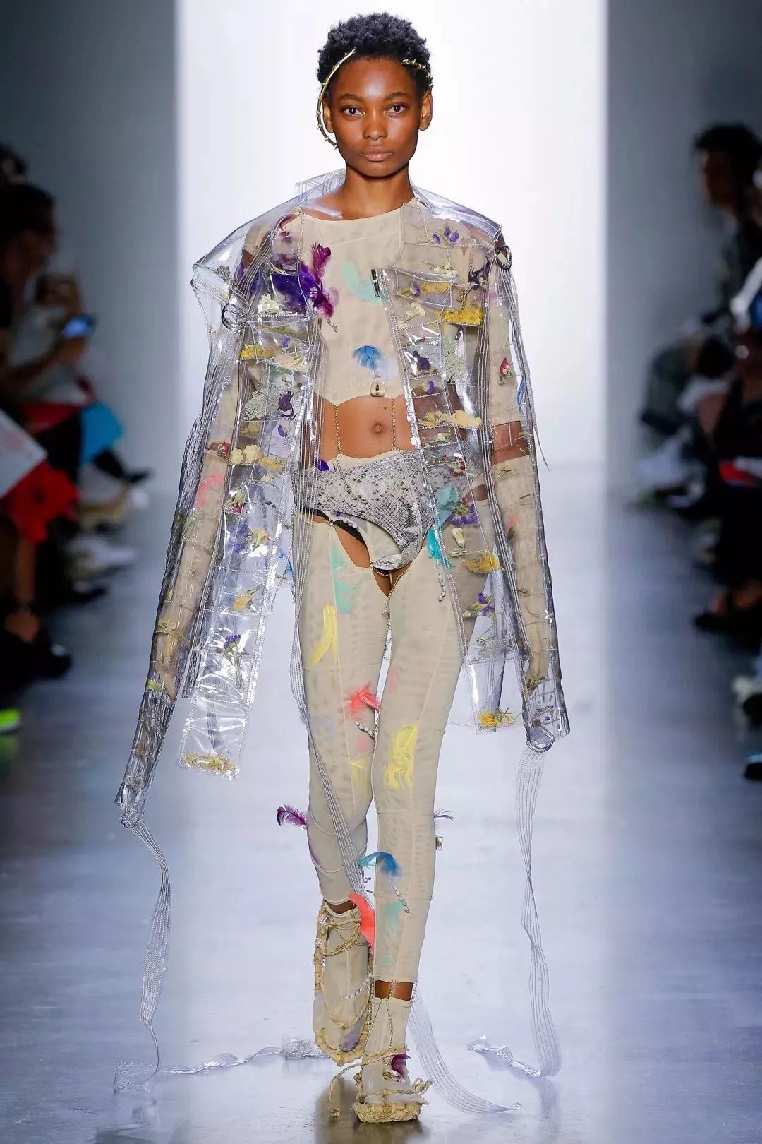 将鲜花封存,变成华服,玩转自然材料的日本设计师