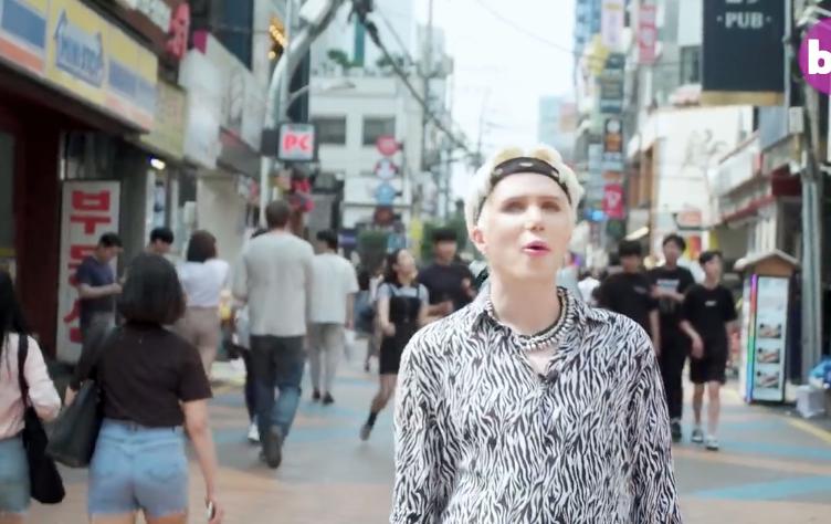 白人网红沉迷韩国流行文化，疯狂整容还做丁丁缩小术？