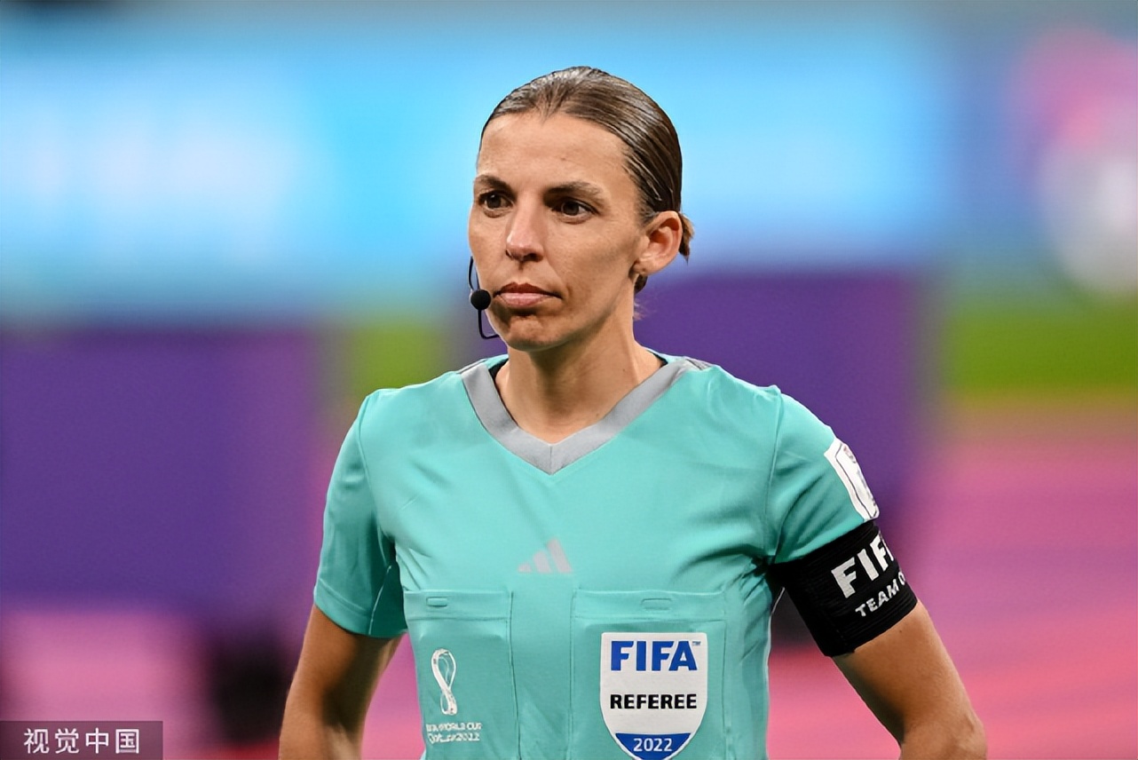 女裁判,女裁判爬上球台