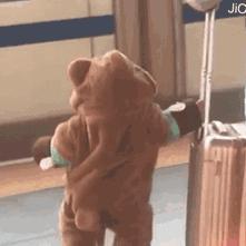 为什么我劝女生买便宜的包包？