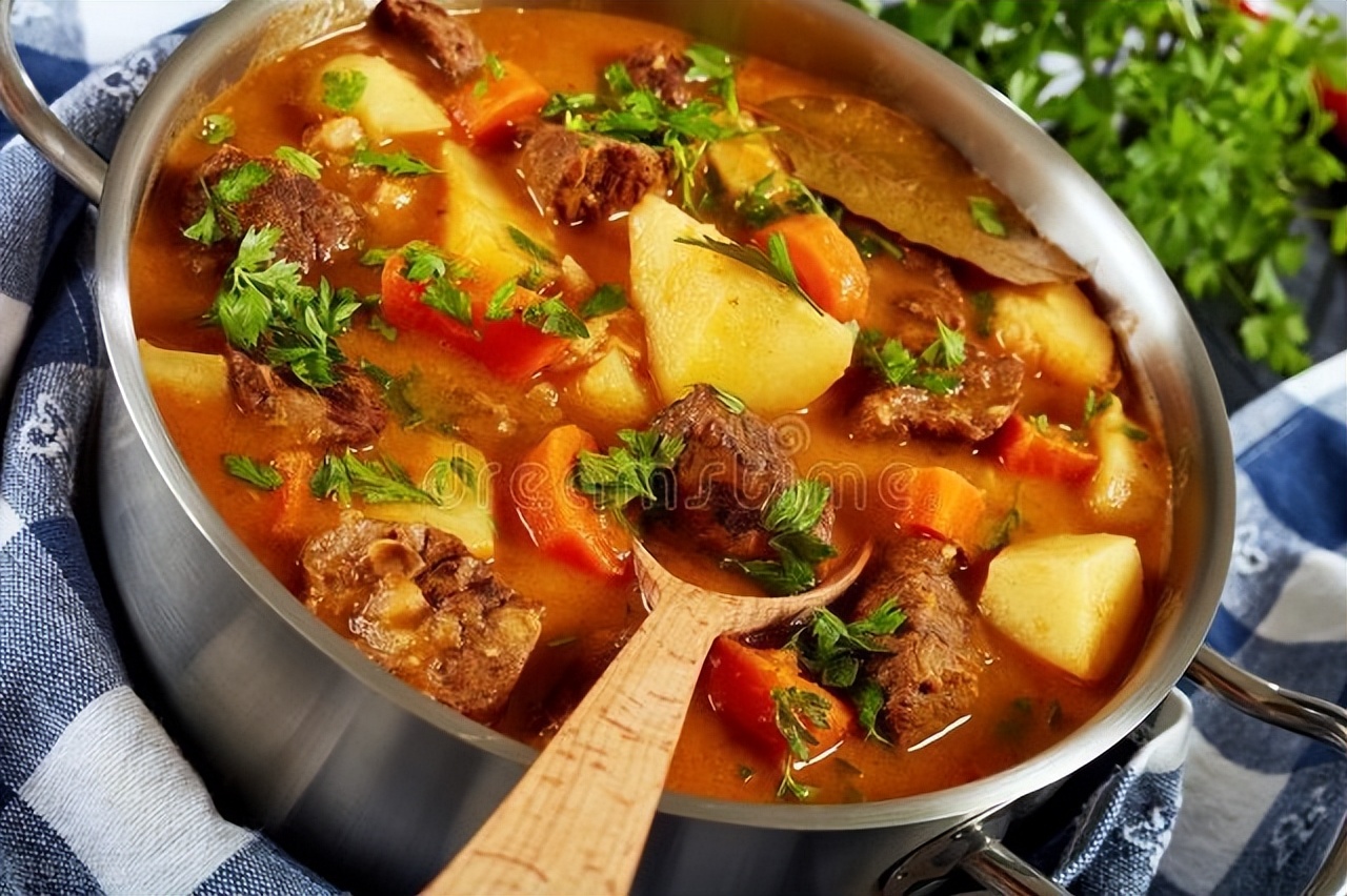 西红柿炖牛腩软烂的秘诀,西红柿炖牛腩的软烂方法