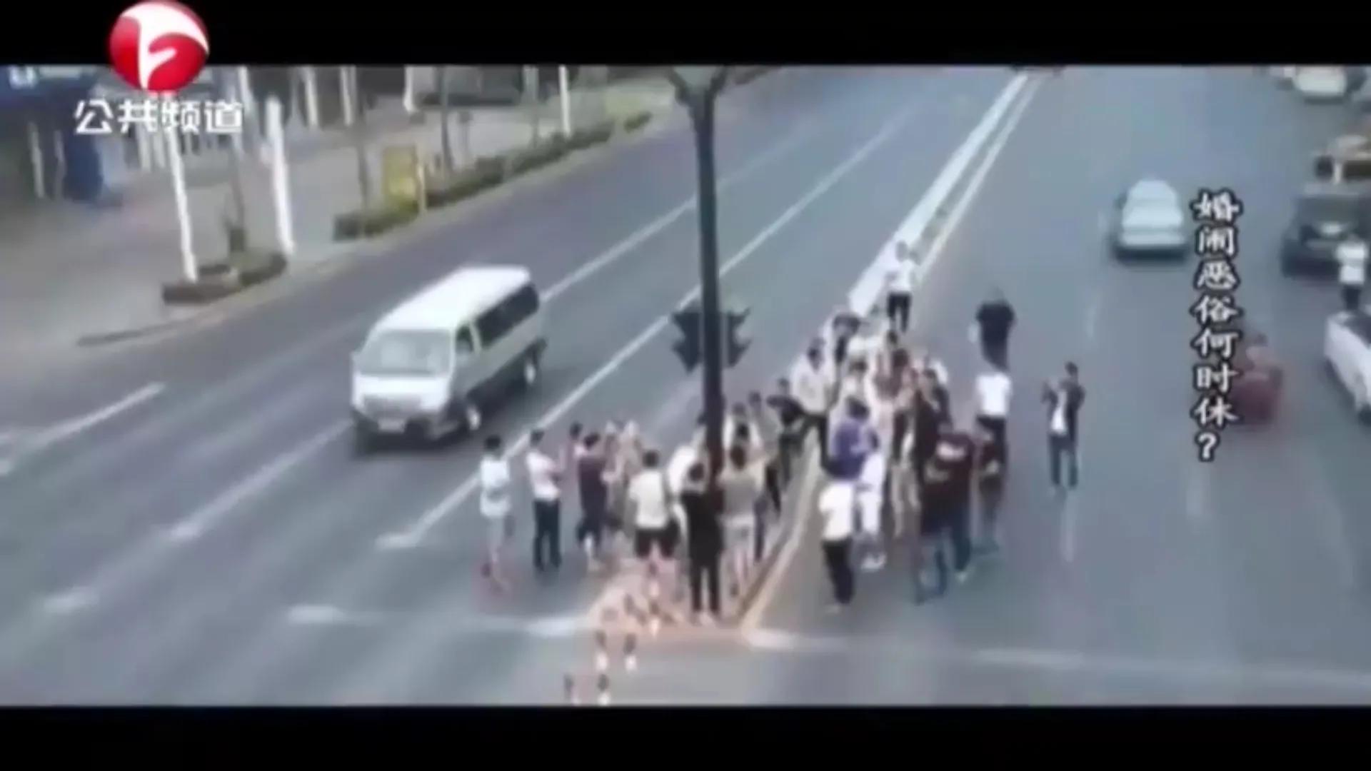 低俗闹婚恶习应该怎么办,婚礼上恶闹陋习要不得