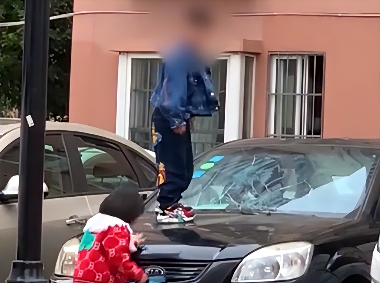 云南一熊孩子爬上私家车猛踩挡风玻璃，网友怒了：家长该好好管教