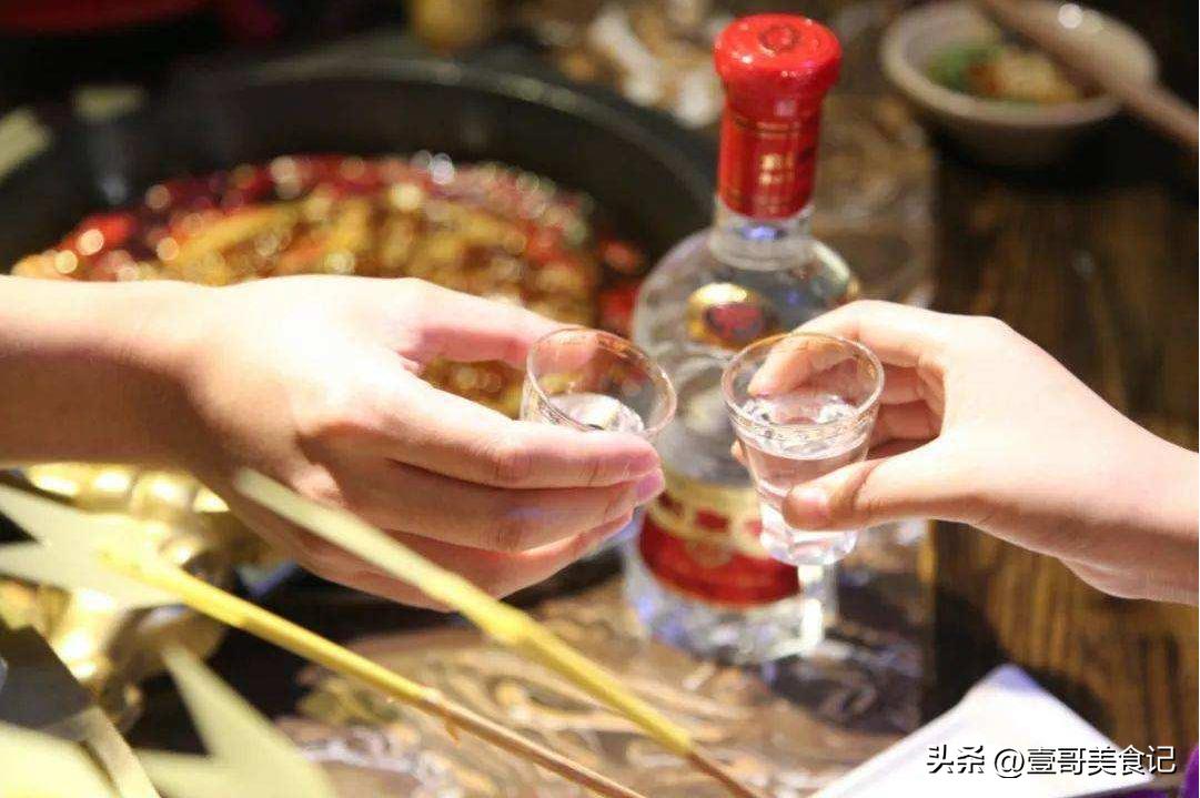 传承千年的黄酒为啥没人喝了,黄酒比白酒好喝为什么不发展黄酒