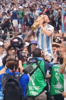 梅西夺冠后亲吻妻子,梅西夺冠亲吻爱妻