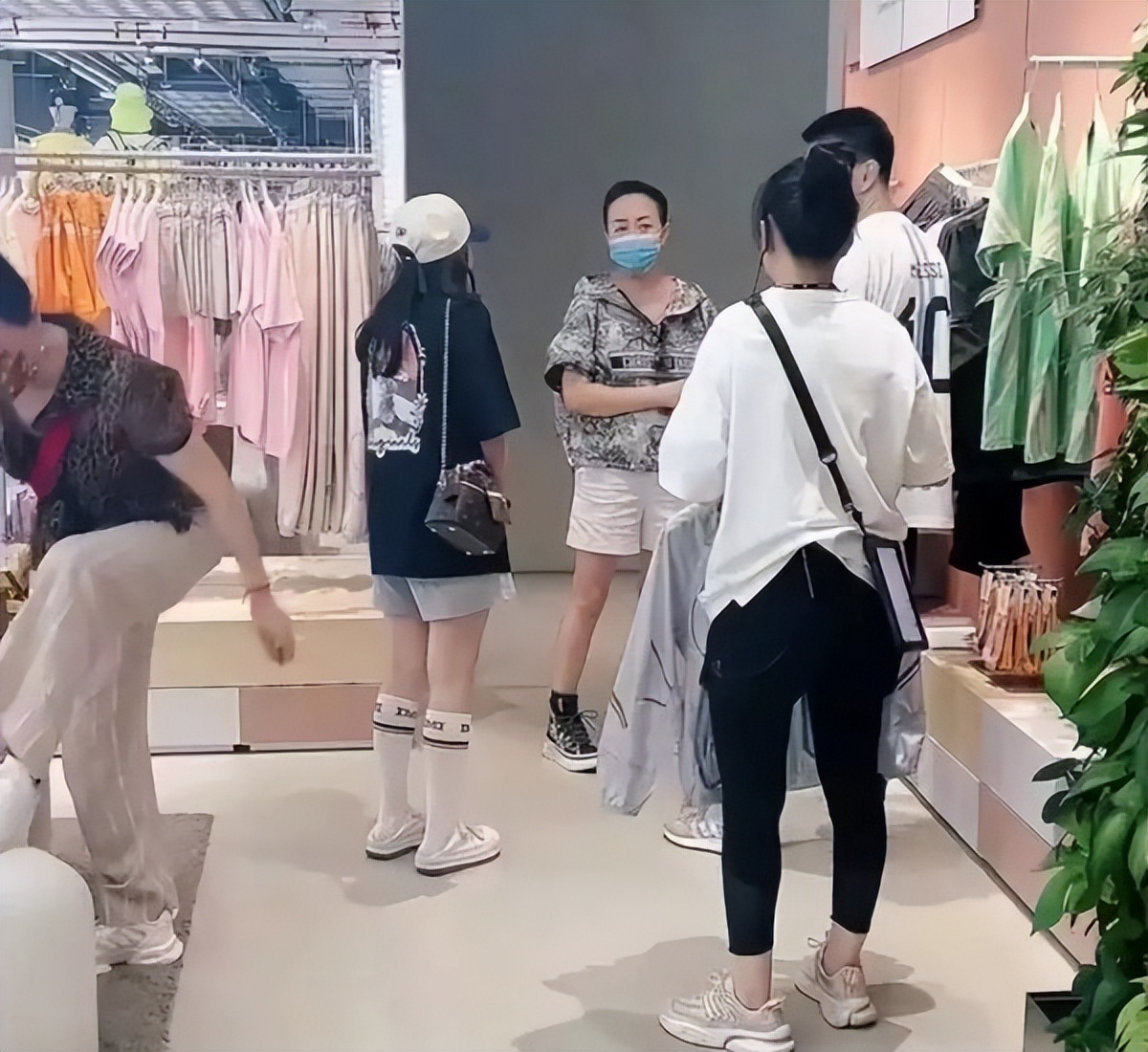 宋丹丹60岁生活照片,宋丹丹穿衣打扮