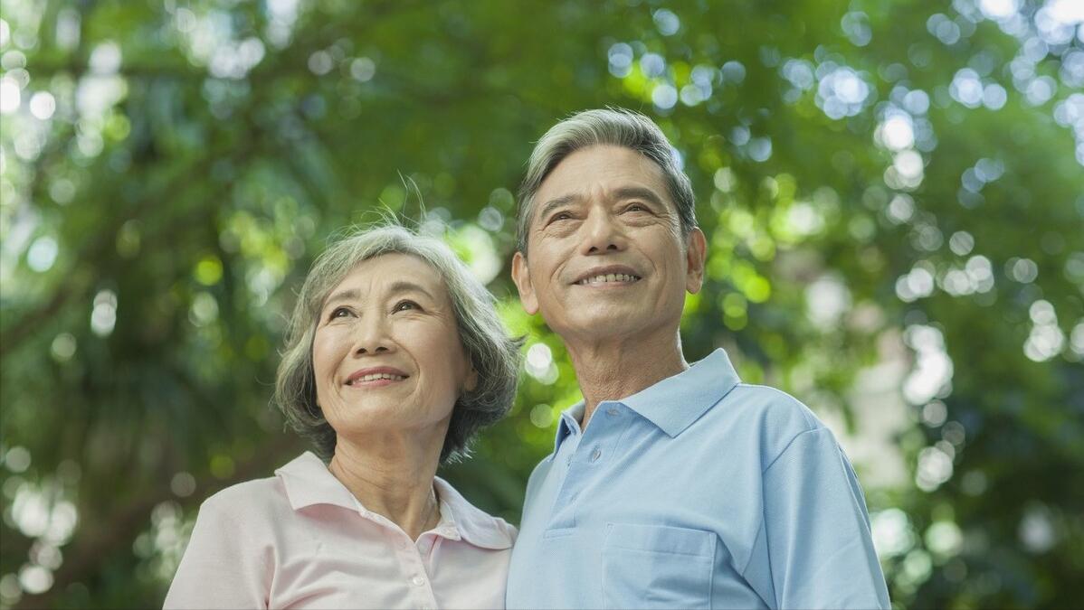 70岁以上老人的生活建议,老年人还能再婚或同居生活吗