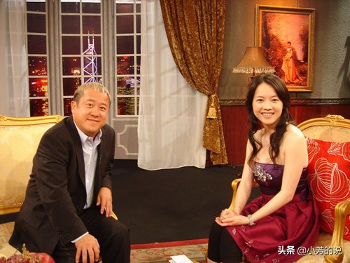 和女儿曾宝仪视频习惯性脱衣服，上厕所一丝不挂戒指都要摘掉