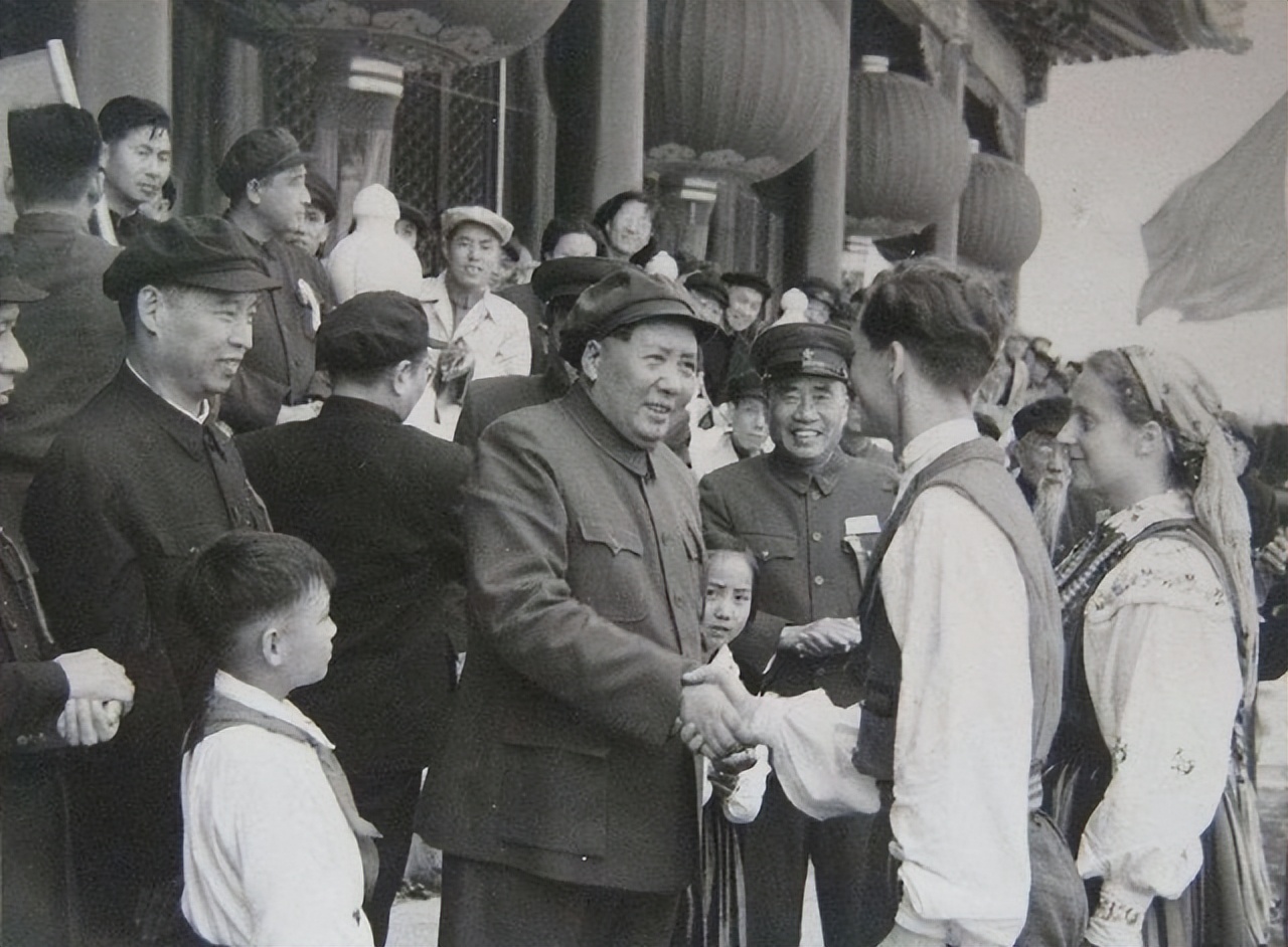 郭汝瑰：一个默默无闻的抗日英雄和*产党共**特工