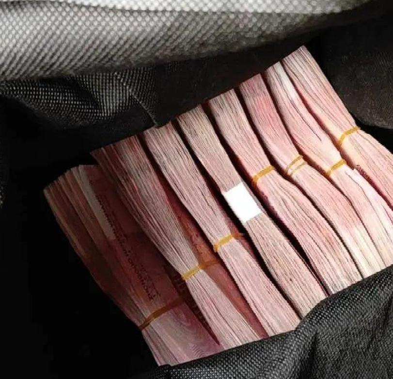 广东色贪女市长李启红：敛财1983万，为独占女婿将女儿逼成精神病