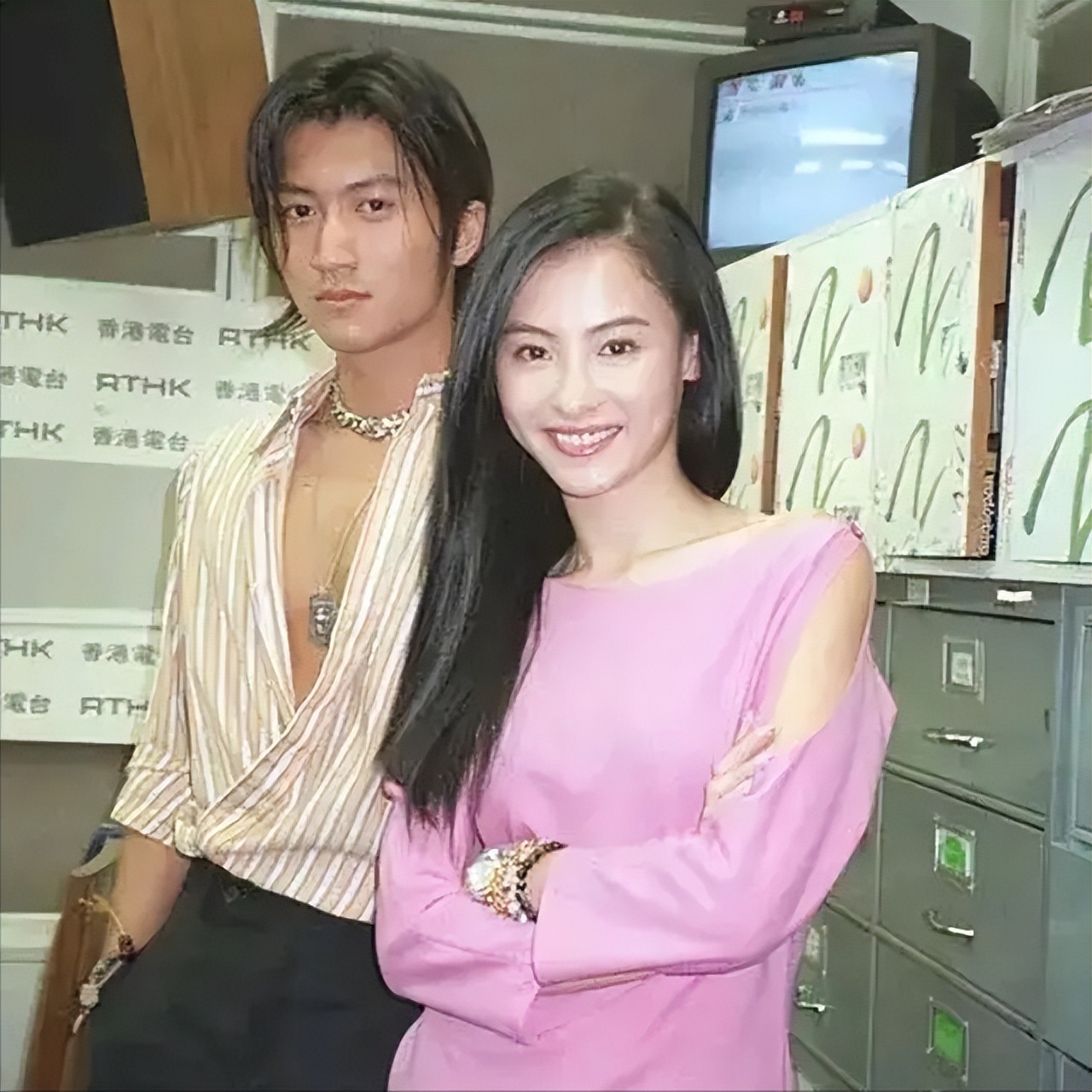 谢霆锋第一次春晚视频,谢霆锋现在在香港受欢迎吗