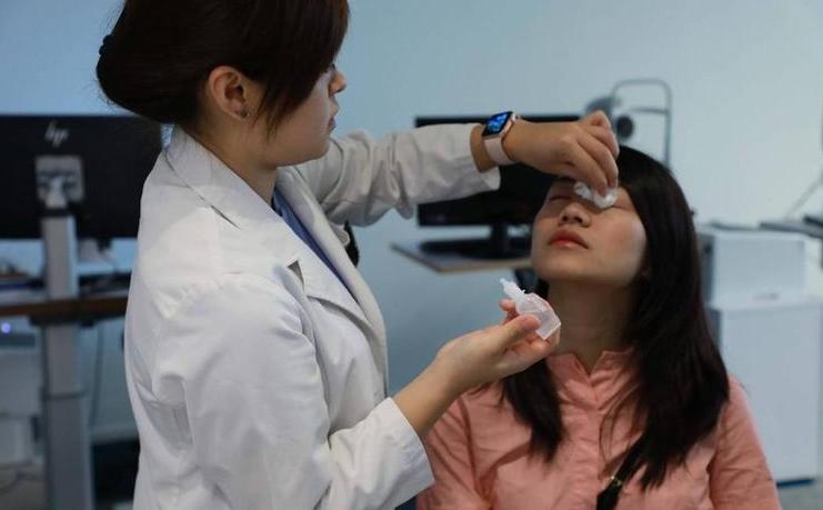 别以为晚上睡觉嘴发干是什么原因,夜晚睡觉嘴唇发干怎么回事