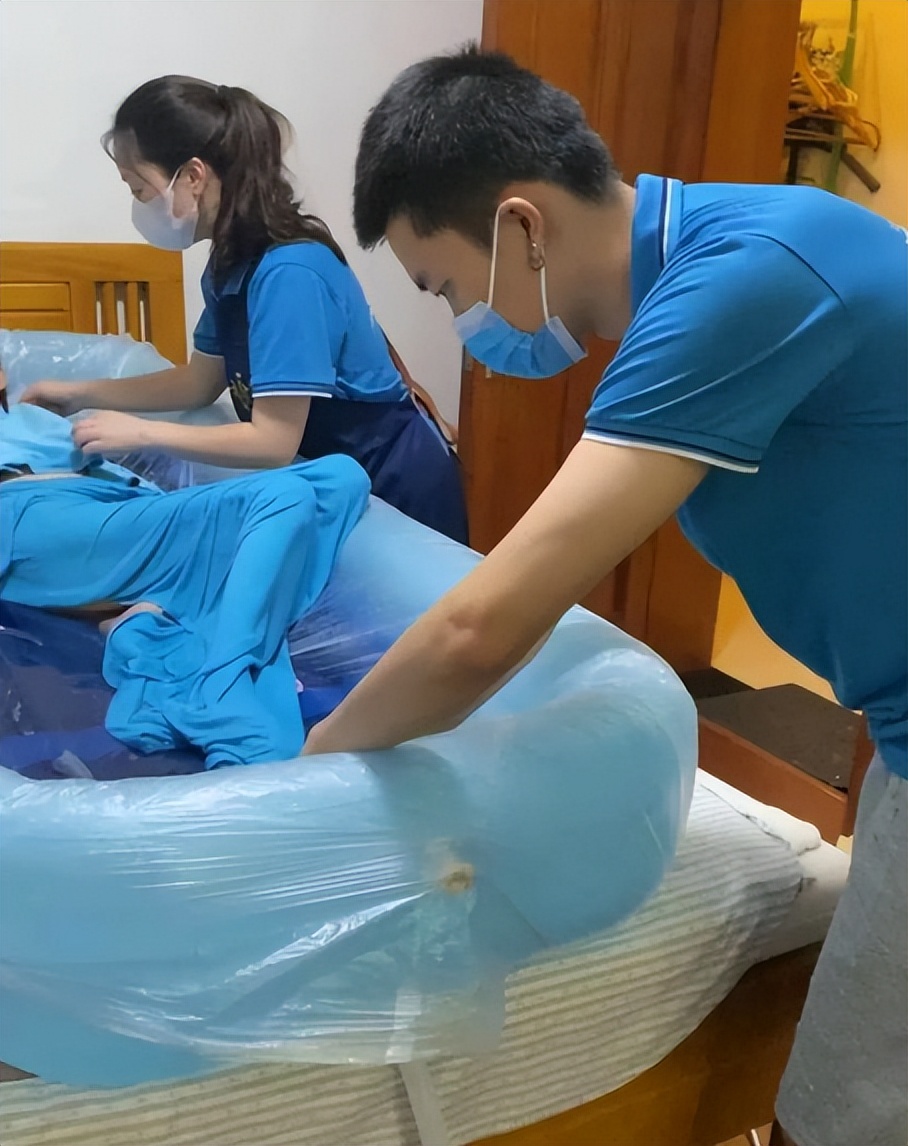 女人免费给老人做保姆,陕南女孩免费帮老人