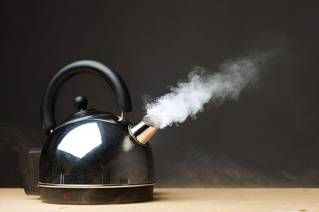 喝电热水壶烧的水对身体危害多少,电热水壶烧的水经常喝对人有害吗