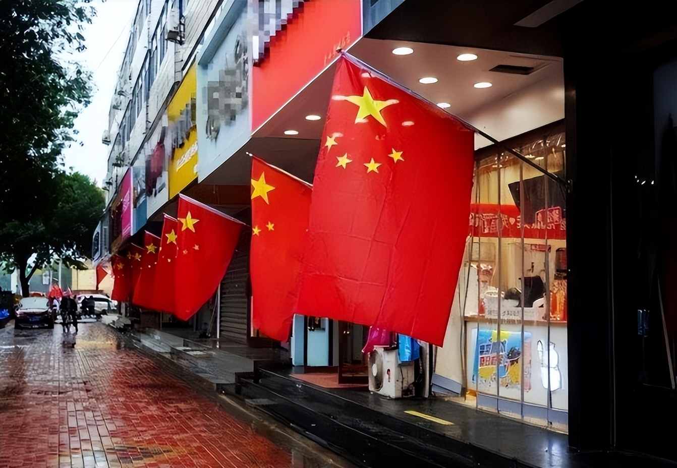 商铺门口挂国旗违法,店门前挂国旗违法吗