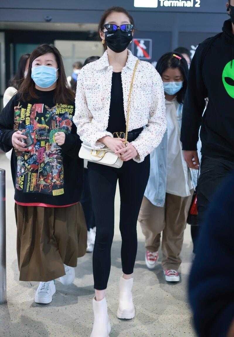 关晓彤穿短裤配小白鞋,关晓彤穿修身裤