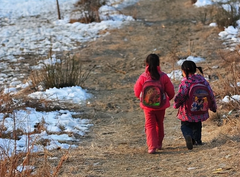 内蒙公安“巨虎”，*养包**13岁女孩，每天会所喝大翻牌伺候