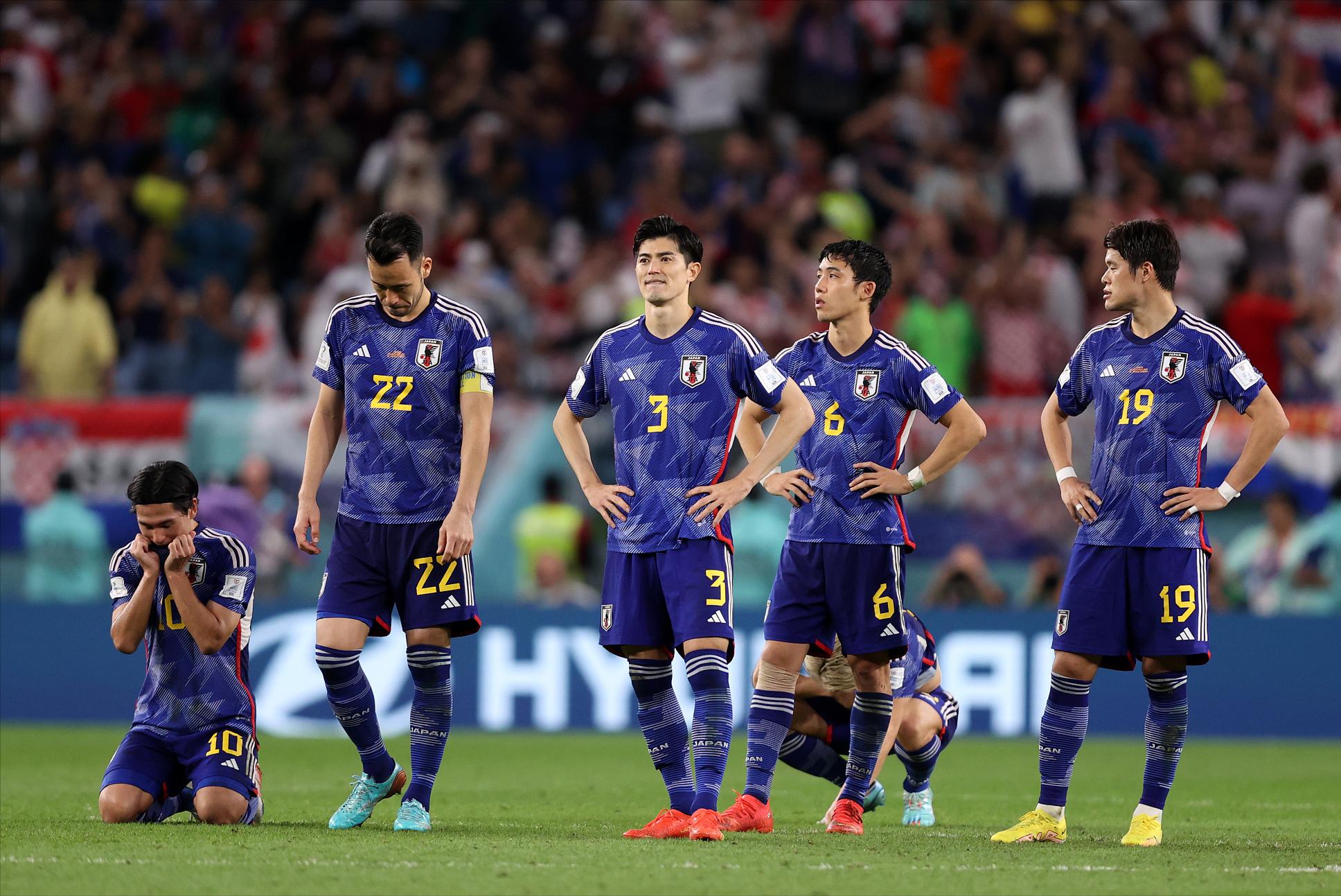 日本投降平民跪地痛哭,日本被淘汰球员痛哭