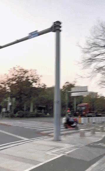 “无意中在女同事车上发现的，这是用来干嘛的？”网友们内涵了