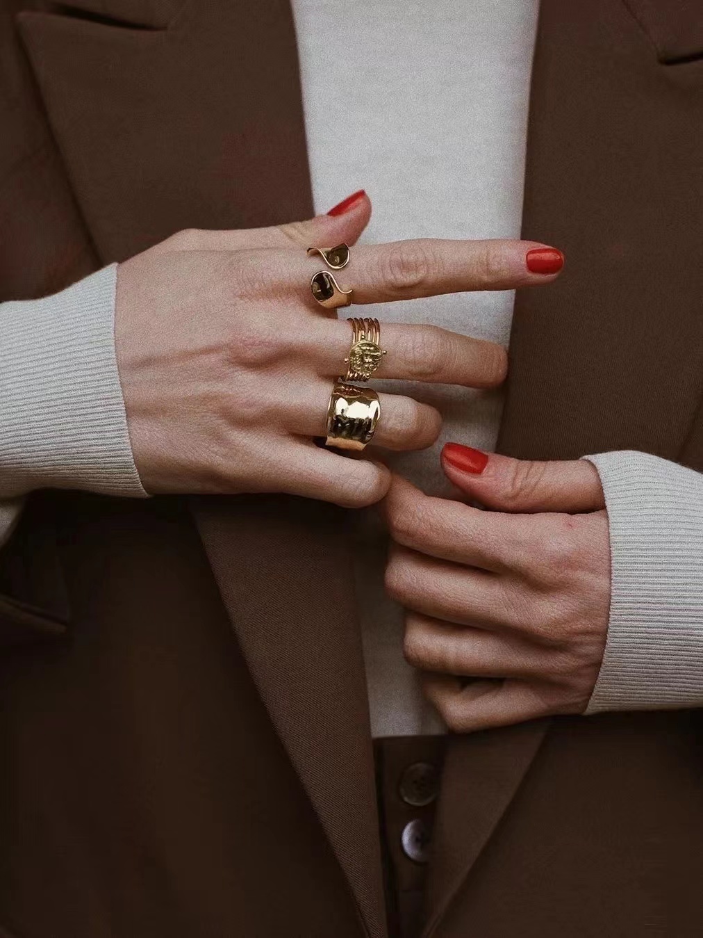 戒指越戴越紧有什么寓意,戒指会越戴越松还是越戴越紧