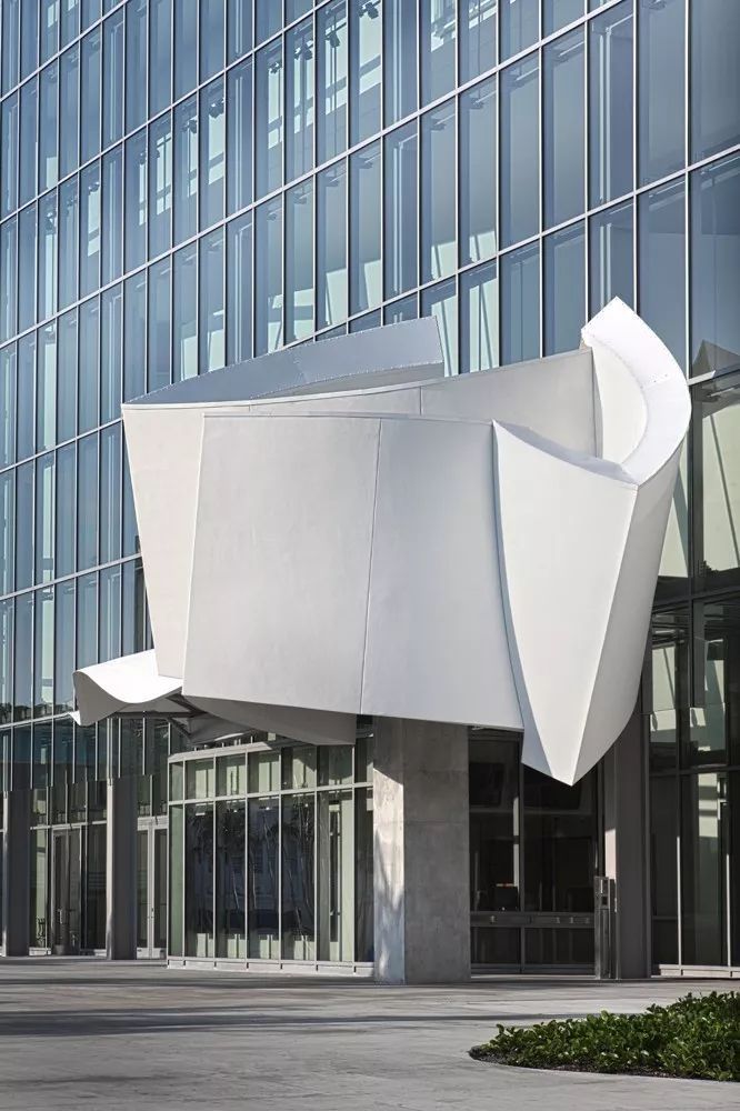 解构主义弗兰克盖里,美国建筑师弗兰克盖里的建筑风格