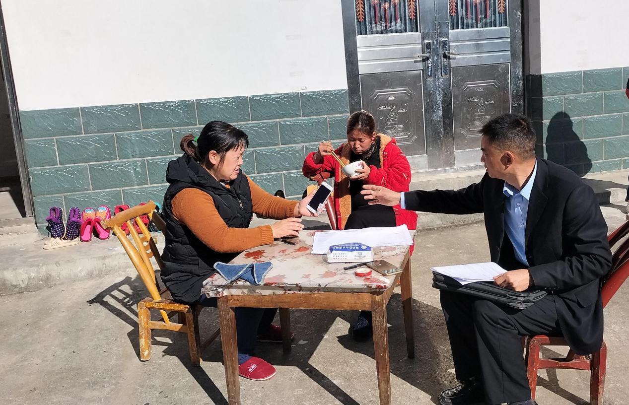 追寻“挎包精神”的“微贷专家”——记湖北竹山农商银行上庸支行客户经理陈彬