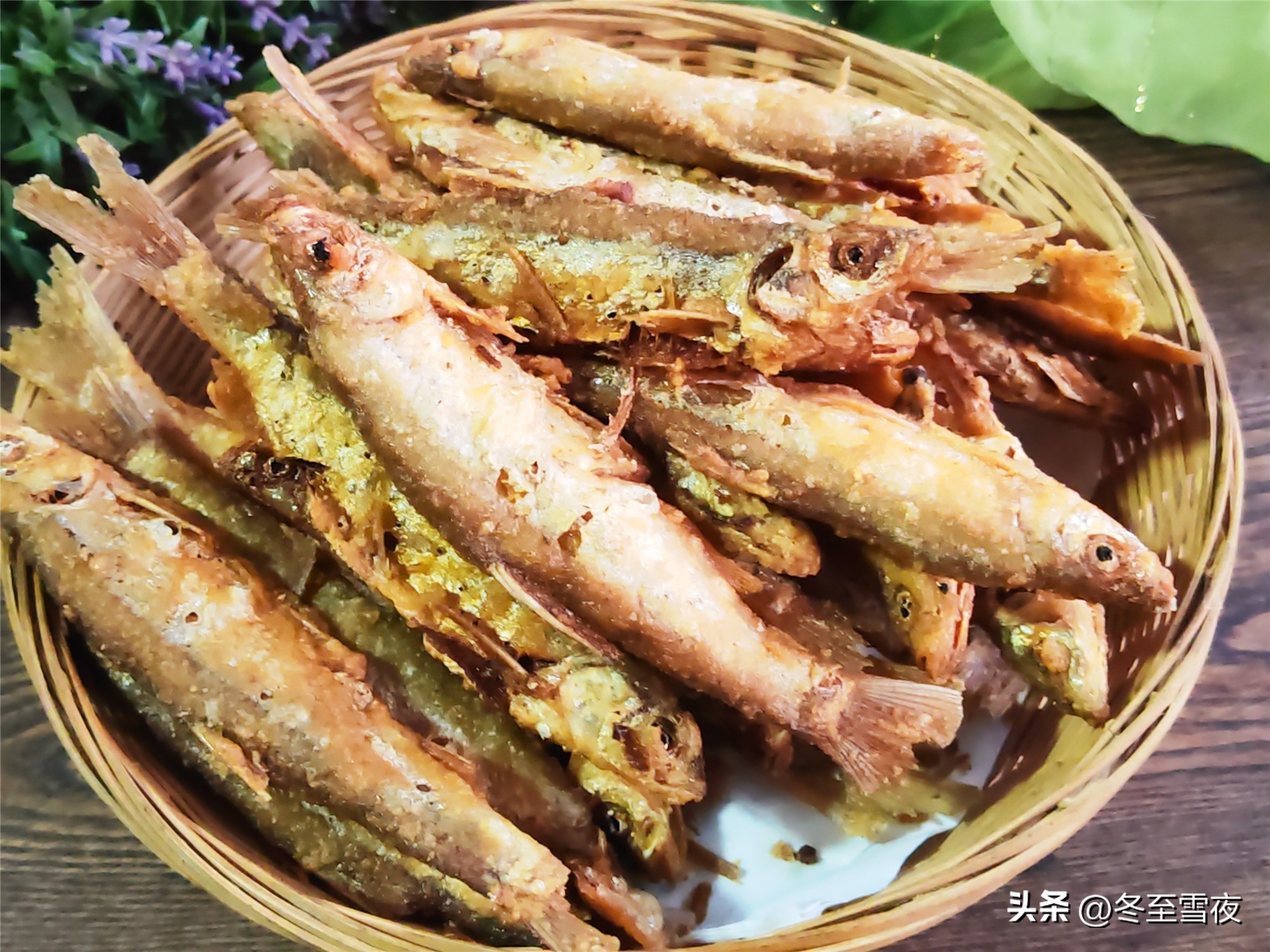 小鱼怎样炸好吃？教你小技巧，炸得金黄香酥入味又不腥，吃着真香
