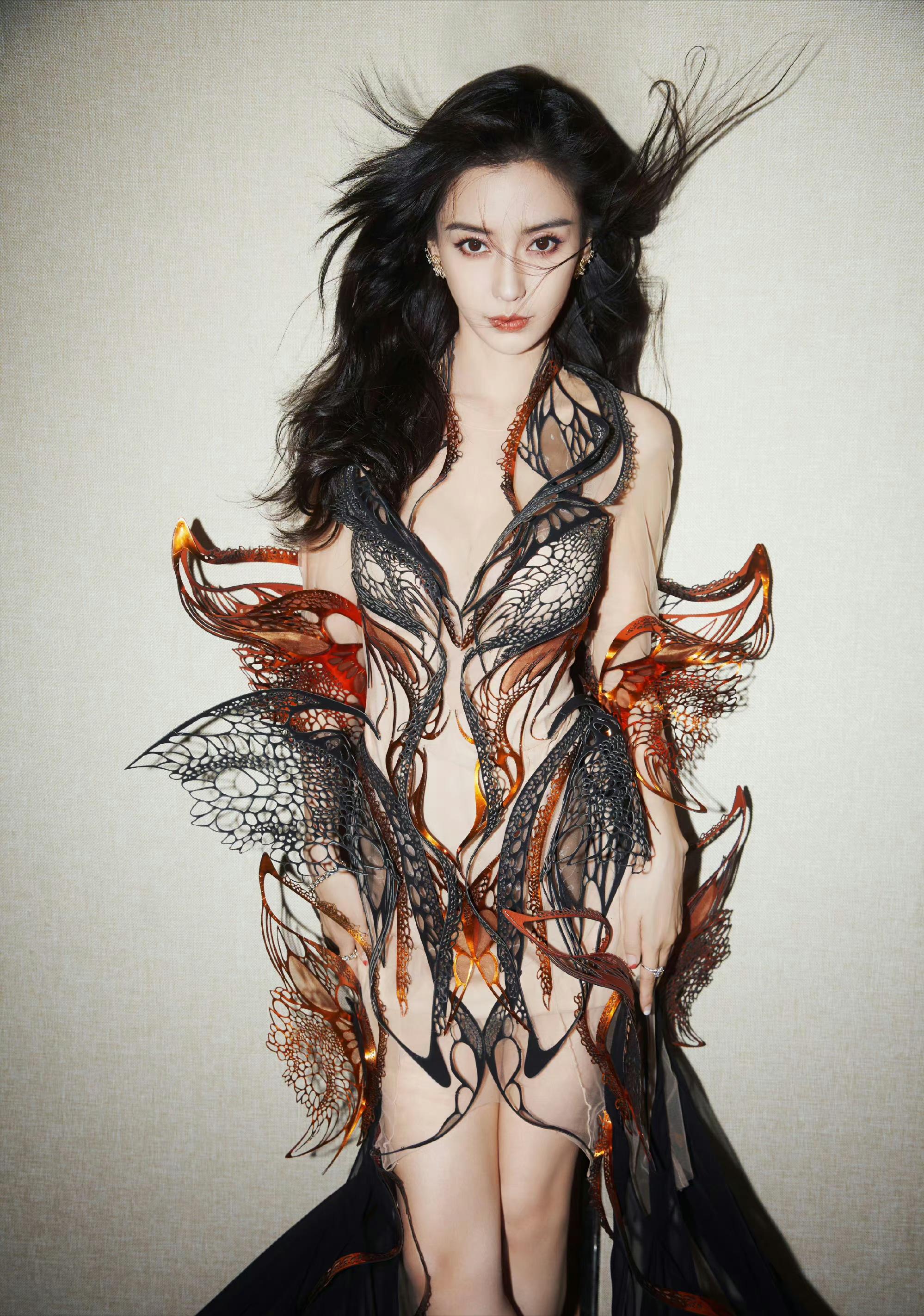 “酥胸半露”却偏要捂着,故作矜持,有一种尴尬叫迪丽热巴玩性感