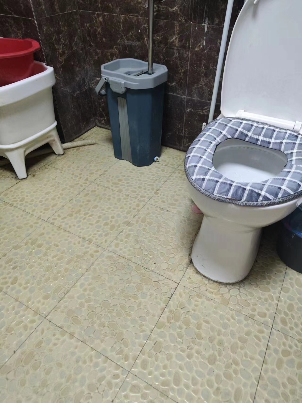 卫生间漏水怎么判断是楼上漏水,卫生间漏水是防水层老化而漏水吗