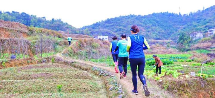 运动老乡(106)永州巅峰跑赛途中捆鞋带