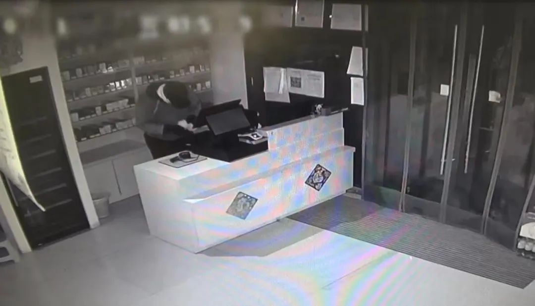 老顾客半夜拎着塑料袋离开烟酒店？北京警方：刑拘！