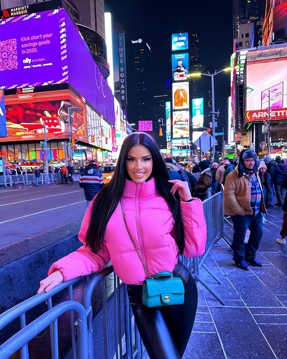 “世界杯最火辣球迷”变成名媛！参加小李子的派对，穿镂空衣太燃