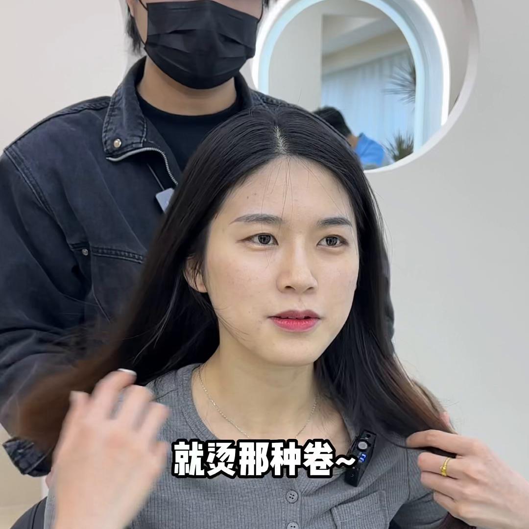 圆脸女生适合发型蓬松自然显脸小,发型女2020流行发型蓬松卷发圆脸