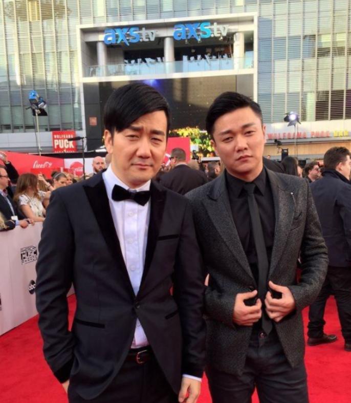 昔日爆红组合街头卖唱,曾经红极一时现在却卖唱的歌手