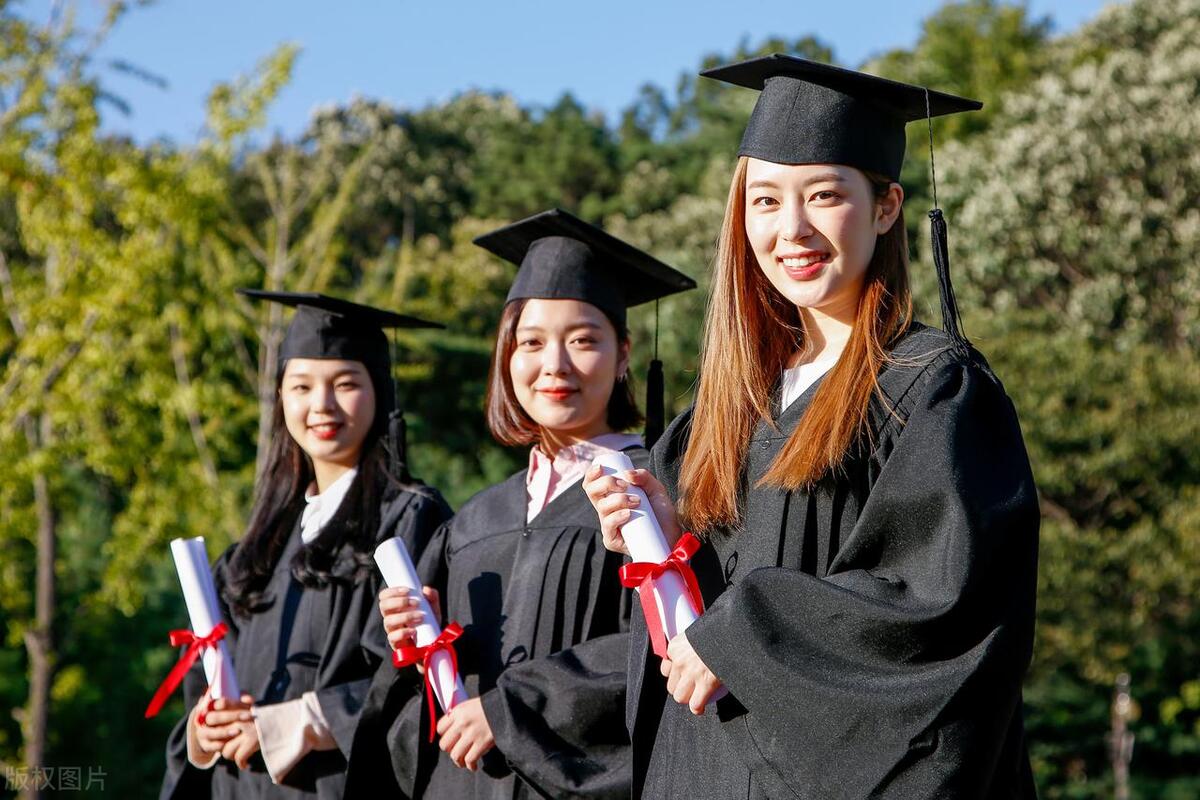张雪峰怎么看待大学生就业呢,张雪峰学得那么好为什么要换专业