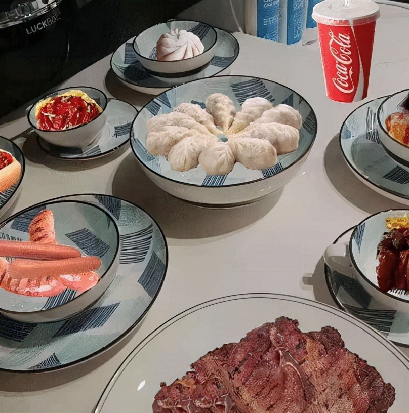 男孩给女孩买卫生巾搞笑视频,男生帮女生买卫生巾爆笑视频