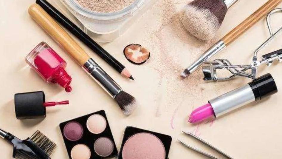 脸上长痘痘化妆推荐什么,化妆后脸上起痘痘怎么回事