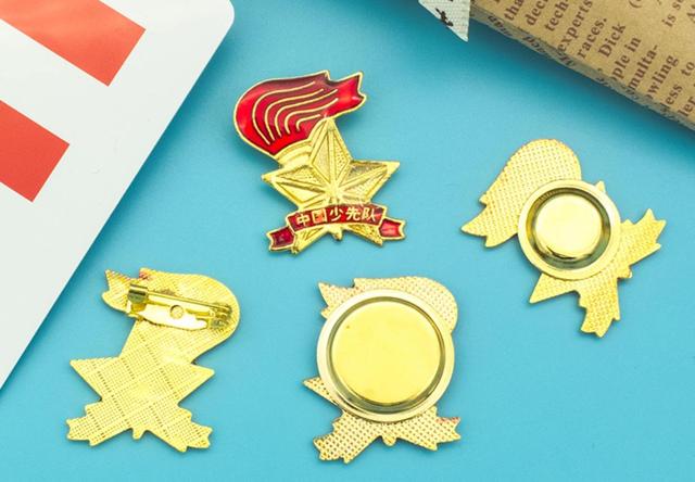 少先队队徽的含义少先队队歌,少先队队徽标志的含义