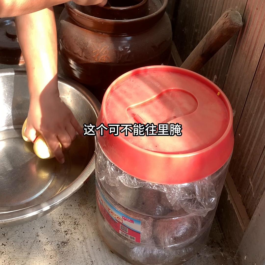 咸鹅蛋正宗流油制作过程,流油鹅蛋的腌制做法大全