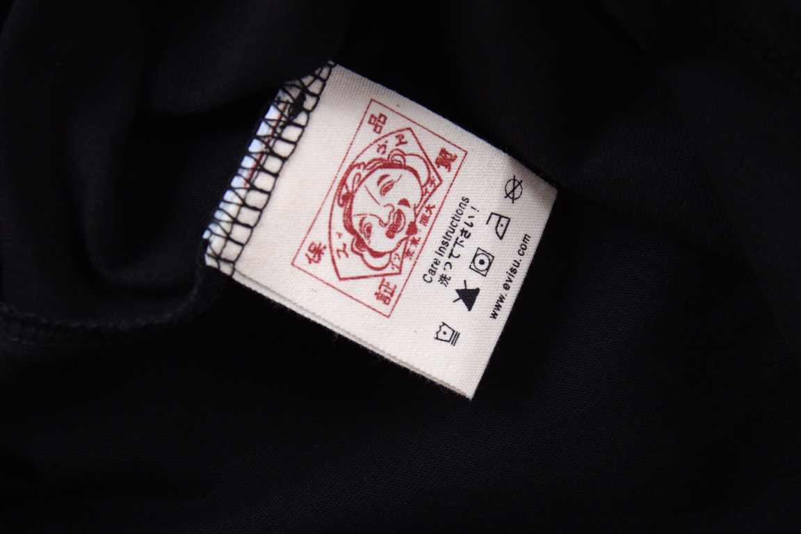 Evisu达摩印花短袖T恤这件T恤的侧面印花生动地勾勒出达摩图案