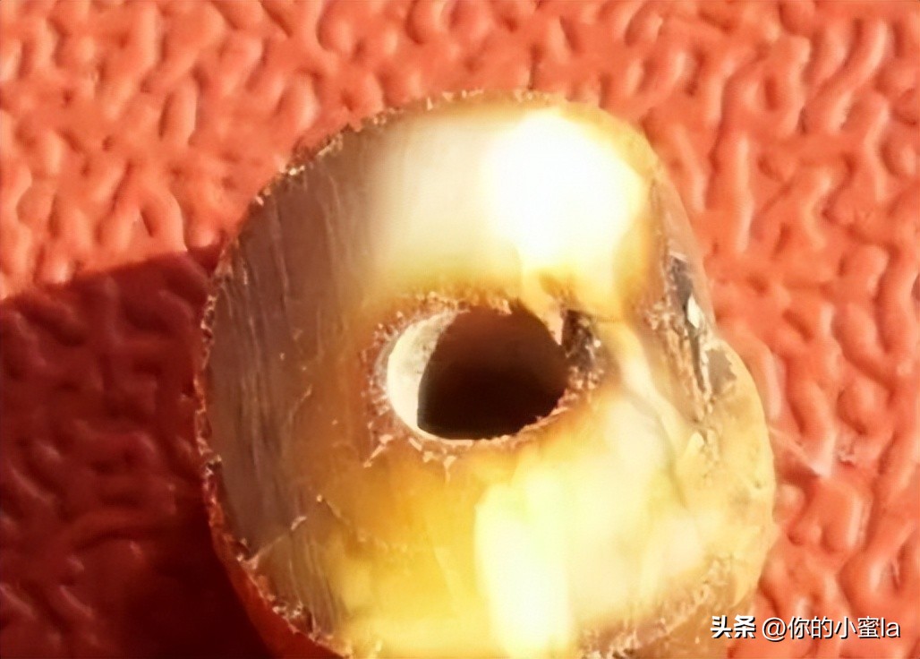 烤色蜜蜡盘玩会变色吗,鸡油黄蜜蜡是烤色的吗