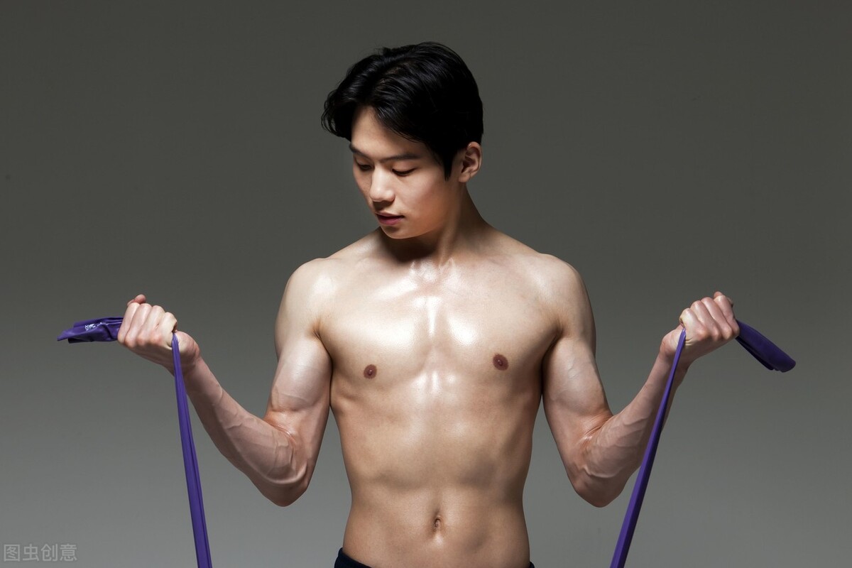 健身运动7种方法变身肌肉男,可以练全身的健身器材男生